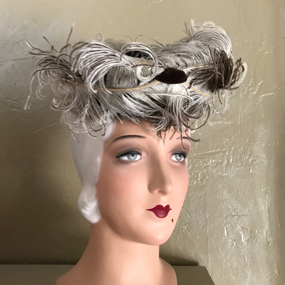 SHOWSTOPPER 1930s BROWN FELT TILT HAT WITH BROWN TIPPED WHITE OSTRICH FEATHERS